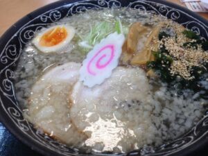 赤点ラーメンの塩背脂ラーメン