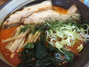 鬼がらしの味噌ラーメン大辛 平打ち太縮れ麺