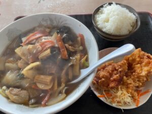 昇龍閣の五目ラーメンセット