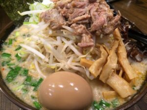 つるおか家のホルモン麺＋もやし