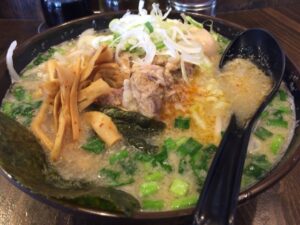 つるおか家の味噌ホルモン麺