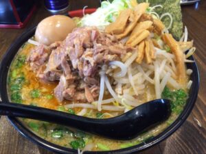 つるおか家の味噌ホルモン麺＋もやし