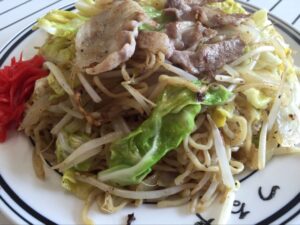 つるやの肉入り焼きそば特大盛り