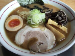 まる伝らぁめんの醤油豚骨-きくらげ