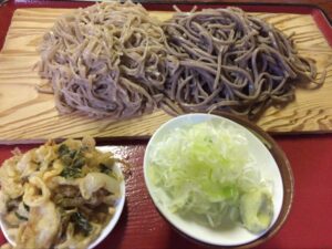 野房そばの木の板そば相盛り