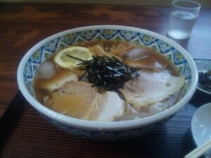 隆月の冷たいワンタンメン