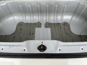 ラゲッジアンダーボックス作業前