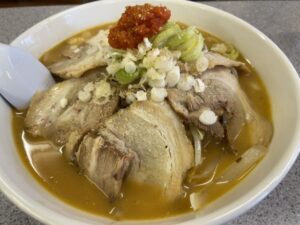 らーめん屋ですの辛野菜味噌チャーシュー